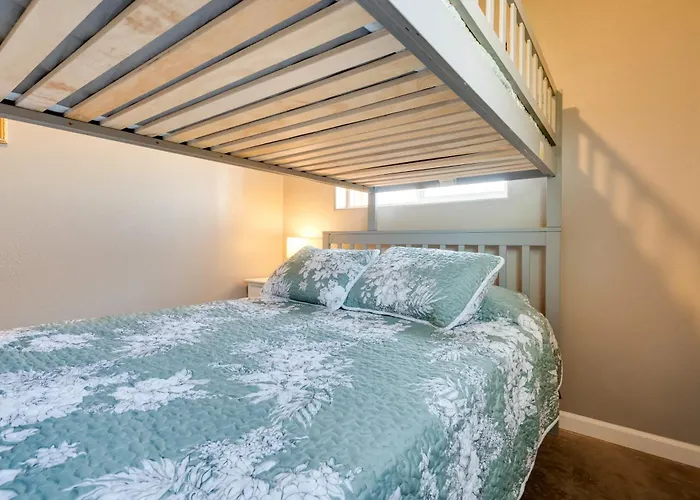 Walk To Wineries: Wine Country Retreat! Holiday home Elgin