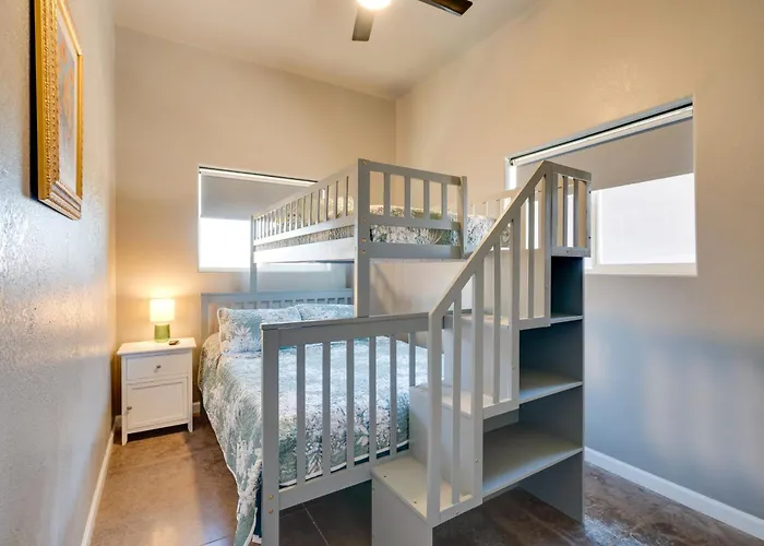 Walk To Wineries: Wine Country Retreat! Holiday home Elgin